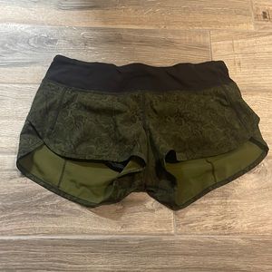 Lululemon Speed Up Short in Nesting Bird Scribble Love Manifesto Graffiti